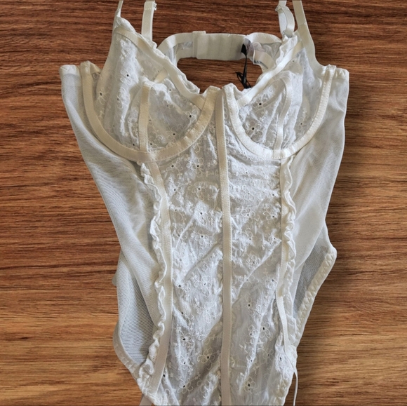 Pretty Little Thing Broderie Suspender Detail Bodysuit Lingerie Women L - NWT - Picture 4 of 6